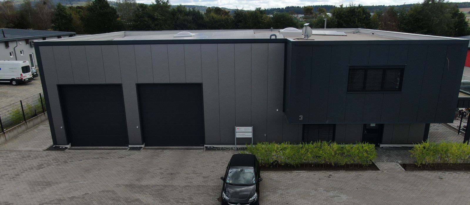 DRK Blutspendedienst: Betriebsgebäude mit zwei Sektionaltoren und Bürotrakt