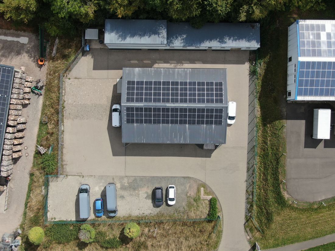 Senkrechte Luftaufnahme der Halle mit Photovoltaik auf dem Dach